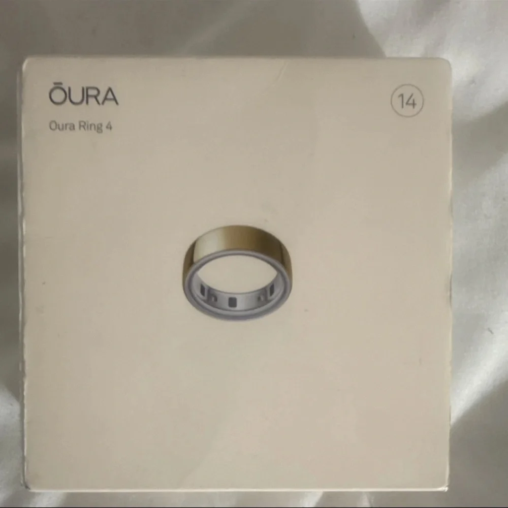 Oura Ring 4 in Elegant Gold and Silver